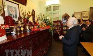 Thắp hương tưởng niệm nguyên Tổng Bí thư Lê Duẩn, Trường Chinh