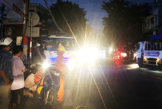 Bóng bay vướng đường dây 22kV, hàng trăm hộ dân mất điện chiều 30 Tết