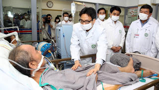 Phó Thủ tướng thăm bệnh viện, công nhân môi trường chiều 30 Tết