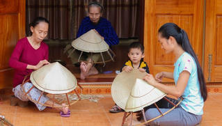 Làng chằm nón Quy Hậu mệt mỏi “níu” nghề