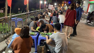 Ngồi tràn lòng đường, chờ cả tiếng ăn bún riêu, ốc nóng giải ngấy