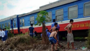 Đi bộ trên đường ray, người đàn ông bị tàu hỏa cán tử vong