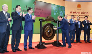 Đánh cồng phiên giao dịch đầu xuân, Thủ tướng nhắn nhủ thay đổi tư duy chứng khoán