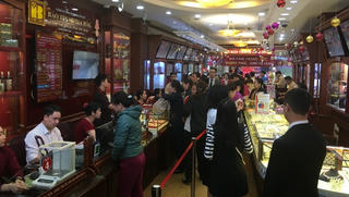Các cửa hàng vàng “thắng đúp” đầu năm