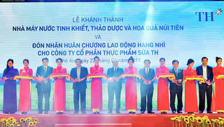 Thủ tướng dự khánh thành nhà máy nước tinh khiết, hoa quả, thảo dược lớn nhất miền Trung