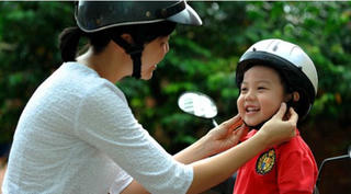 Trẻ em ngồi xe máy không đội mũ bảo hiểm: Phạt ai?