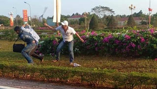 Cảnh sát giao thông bị hai người đàn ông đánh khi đang bắn tốc độ