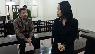Vợ chồng 'xộ khám' vì tham tiền bất chính