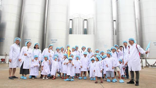 Vinamilk tổ chức cho con của nhân viên tham quan nhà máy sữa