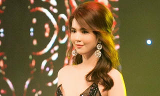 Ngọc Trinh diện váy xẻ sâu làm vedette trên sàn diễn