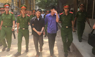 Bà lão thuê người “xử” trai trẻ