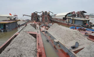 Xem xét kiểm điểm, điều chuyển, bố trí công tác khác người đứng đầu nơi để xảy ra tình trạng “cát tặc” lộng hành