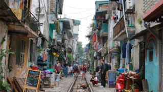 Khám phá “Xóm đường tàu” mê hoặc khách Tây giữa lòng Hà Nội