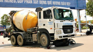 Một phụ nữ bị xe bồn cán qua người tử vong