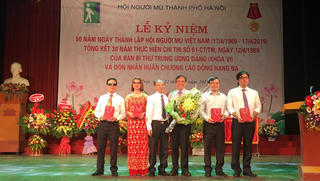 AIC Group tặng điện thoại “9999 hy vọng”, giúp người khiếm thị ‘nhìn thấy cả thế giới’