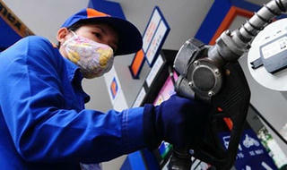 Giá xăng lại tăng mạnh