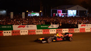 Sự kiện khởi động Formula 1 Việt Nam Grand Prix thu hút hàng vạn khán giả thủ đô