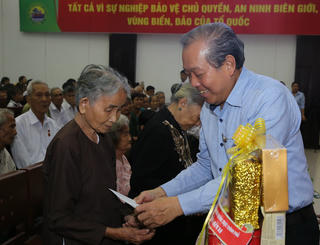 Phó Thủ tướng Thường trực trao quà, học bổng ở Bến Tre, Long An