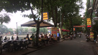 Vỉa hè hồ Hoàng Cầu bị lấn chiếm, “xẻ thịt” thành quán nhậu