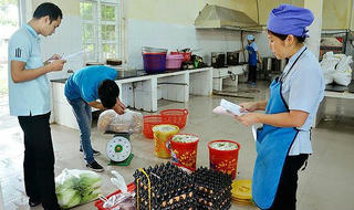 'Lỗ hổng' bếp ăn học đường tại TP HCM