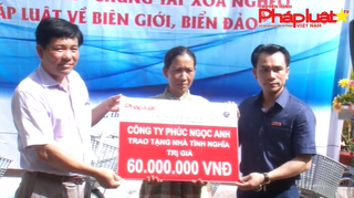 Bà con TP Hà Tiên vui mừng nhận những phần quà từ chương trình “Chung tay xóa nghèo pháp luật về biên giới, biển đảo 2019”