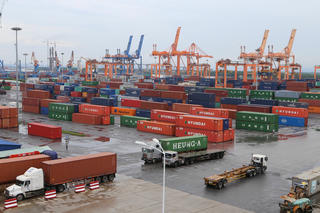 Cụm cảng lớn nhất miền Bắc: “Hút” container vì mạnh tay thay thiết bị