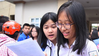 Thí sinh Hà Nội vui vẻ rời phòng thi vì đề Ngữ văn 'vừa sức'