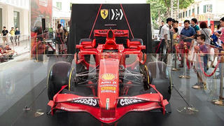 Chiêm ngưỡng siêu xe F1 của Ferrari ở phố đi bộ Hồ Gươm