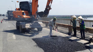 Cầu Thăng Long cứ vá lại hỏng, lãng phí đến bao giờ?