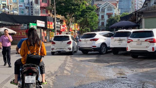 Lòng đường, vỉa hè Hà Nội vẫn bị lấn chiếm tràn lan
