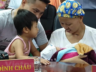 Điều kỳ diệu: Sản phụ ung thư giai đoạn cuối bế con trai xuất viện