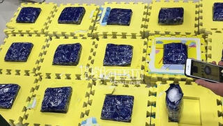Phát hiện 8 kg ma túy giấu trong đồ chơi