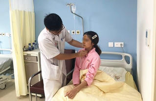 Bệnh nhân nữ bị hóc miếng thịt bò 3 ngày trong thực quản