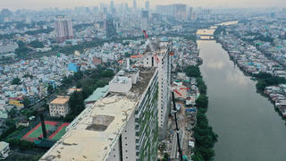 Hợp long cầu dây văng nối liền Sky Park tại dự án Diamond Lotus Riverside
