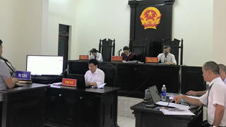 Vụ án “Cố ý gây thương tích” tại Phú Thọ: VKS bổ sung, sửa chữa cáo trạng bằng… miệng ngay tại phiên tòa