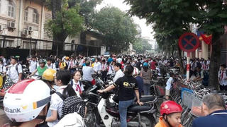 Giải pháp nào xử lý hiệu quả ùn tắc giao thông trước cổng trường Hà Nội?