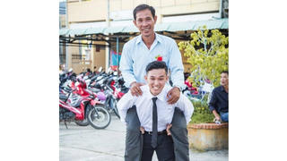 “Để con cõng ba, ba nhé!”