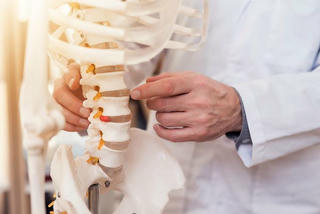 Chữa bệnh hiệu quả bằng phương pháp nắn chỉnh cột sống