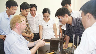 Người nước ngoài vào Việt Nam làm việc, học tập có xu hướng tăng