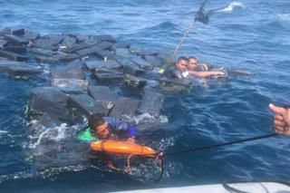 Phát hiện 1,2 tấn thuốc phiện cùng 3 người đàn ông đang trôi trên biển