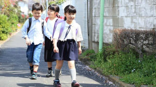 Phụ nữ và trẻ em gái - muốn an toàn thì cứ ở nhà?