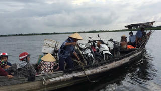 Hiểm họa trên những chuyến đò ngang Cồn Tộc - Vĩnh Tu
