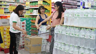 Siêu thị giảm giá, bán nước không lợi nhuận giữa 'cơn sốt' nước sạch