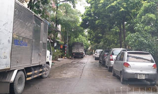 Quận Hai Bà Trưng, TP Hà Nội: Xe đỗ đầy cổng, Đội Thanh tra GTVT... “bó tay”
