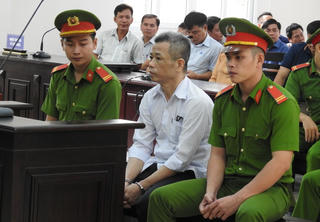 Lại hoãn xử vụ cựu Bí thư Thị ủy Bến Cát: Tình tiết bất ngờ đến từ… Cục điều tra liên bang Mỹ