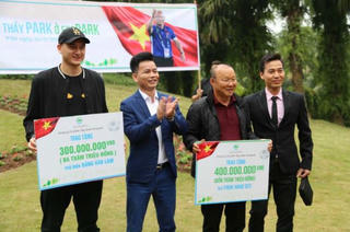 Cư dân Ecopark nồng nhiệt chào đón thầy trò HLV Park Hang Seo và thủ môn Đặng Văn Lâm