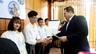 Công ty TNHH Điện lực AES-TKV Mông Dương trao tặng học bổng cho sinh viên ngành điện 