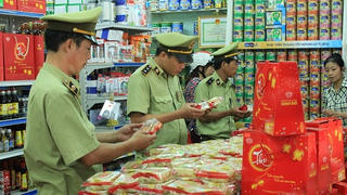 Đồng loạt kiểm tra các tụ điểm bán hàng giả