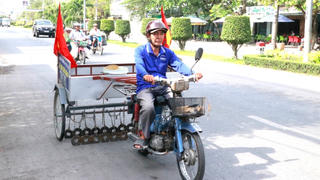 Câu chuyện cảm động phía sau chiếc xe tự nguyện rà đinh