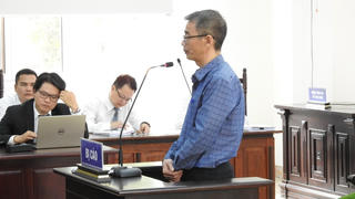 Diễn biến bất thường phiên xử nguyên Bí thư Bến Cát: Bị cáo nào cũng bị hỏi “có quan hệ gì với ông Khanh hay không”?